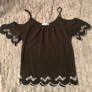 2/12🎉Off the shoulder top!!